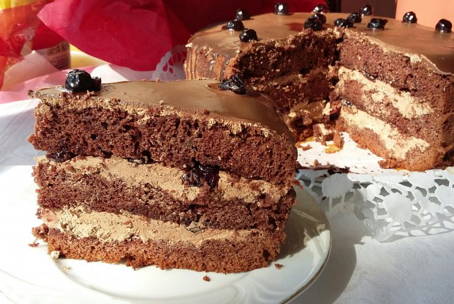 Desert tort cu crema de ciocolata si dulceata de cirese amare