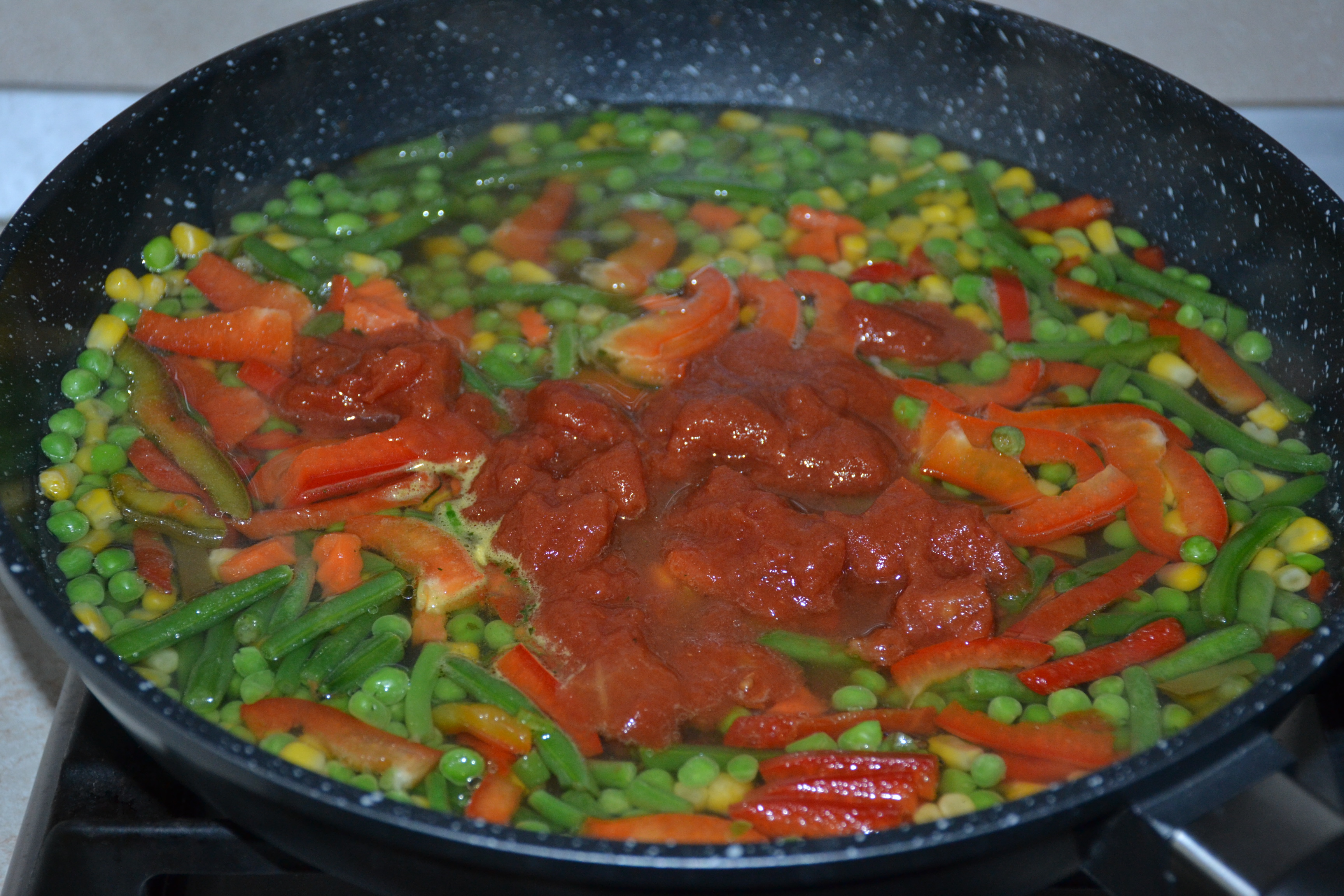 Aperitiv rulada din carne tocata umpluta cu spanac si telemea