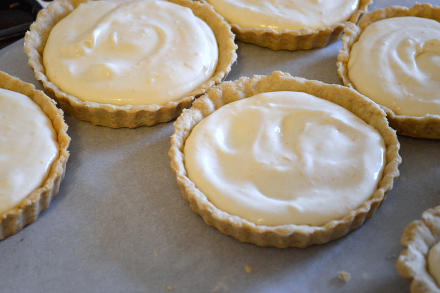 Desert tarte cu crema de lamaie si ciocolata alba