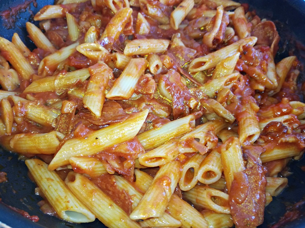 Penne cu sos de rosii si bacon