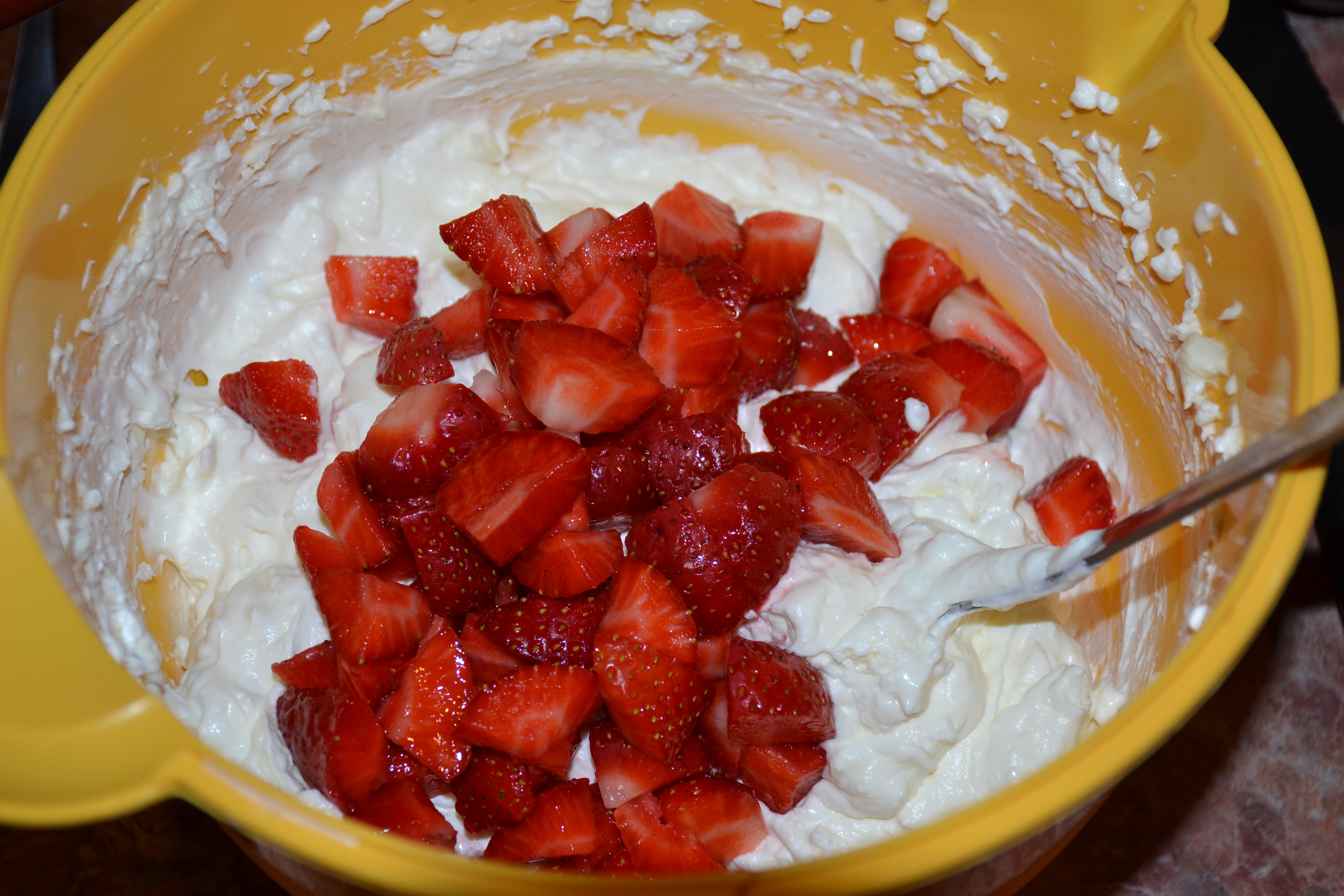 Desert tort cu capsuni, mascarpone si ciocolata