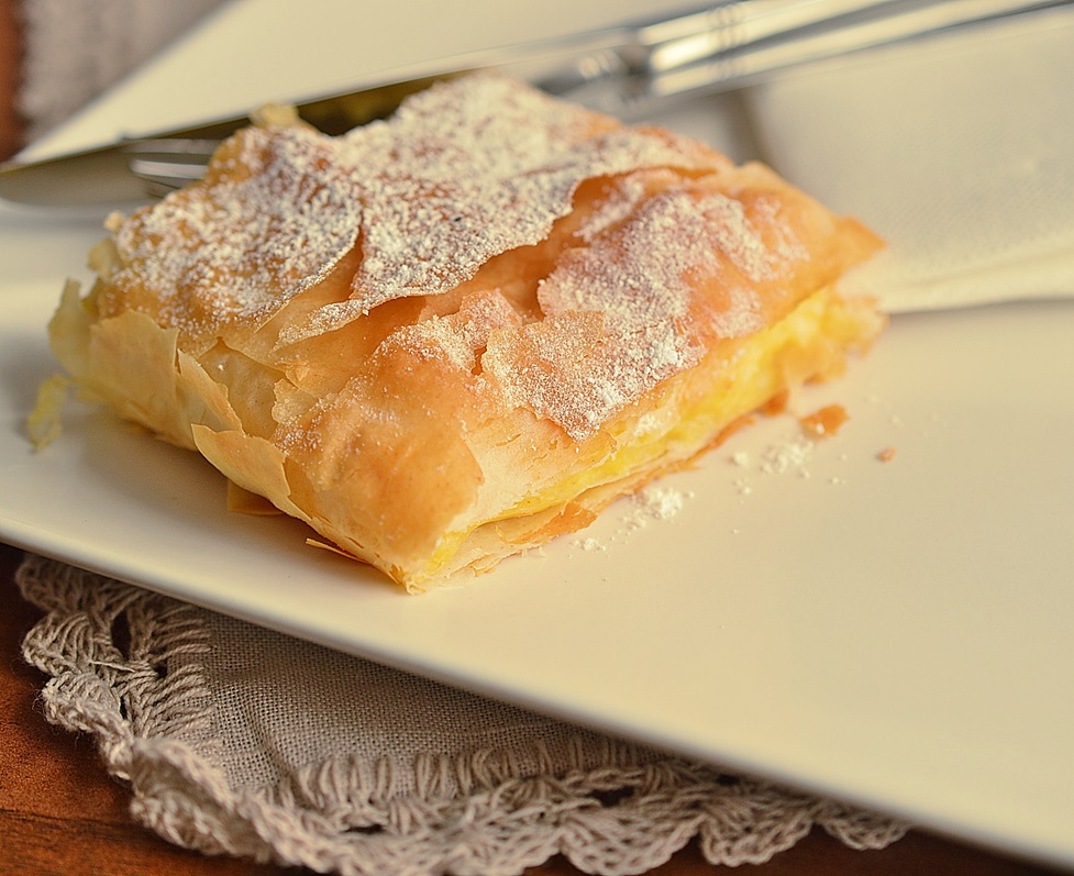 Desert bougatsa – placinta cu crema de vanilie