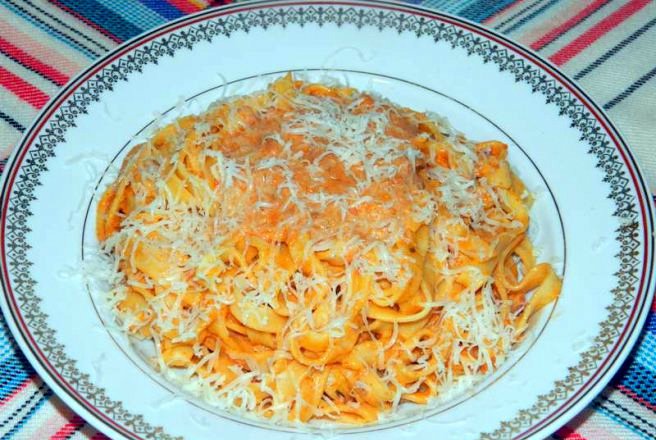 Tagliatelle cu sos bolognese