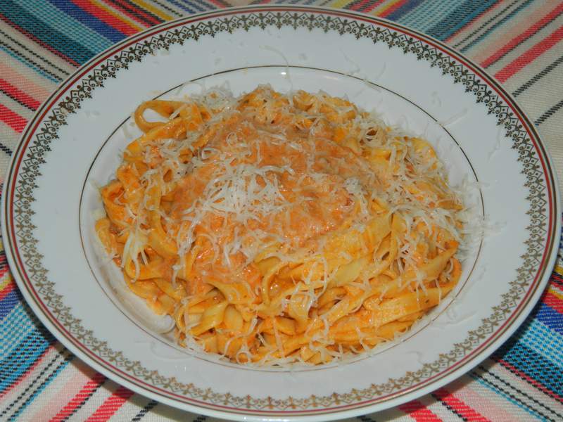 Tagliatelle cu sos bolognese