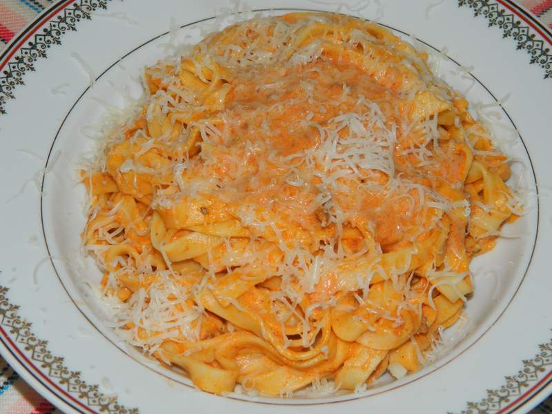 Tagliatelle cu sos bolognese