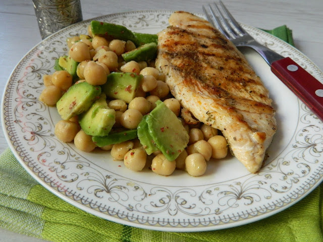 Piept de pui la gratar cu salata de naut si avocado