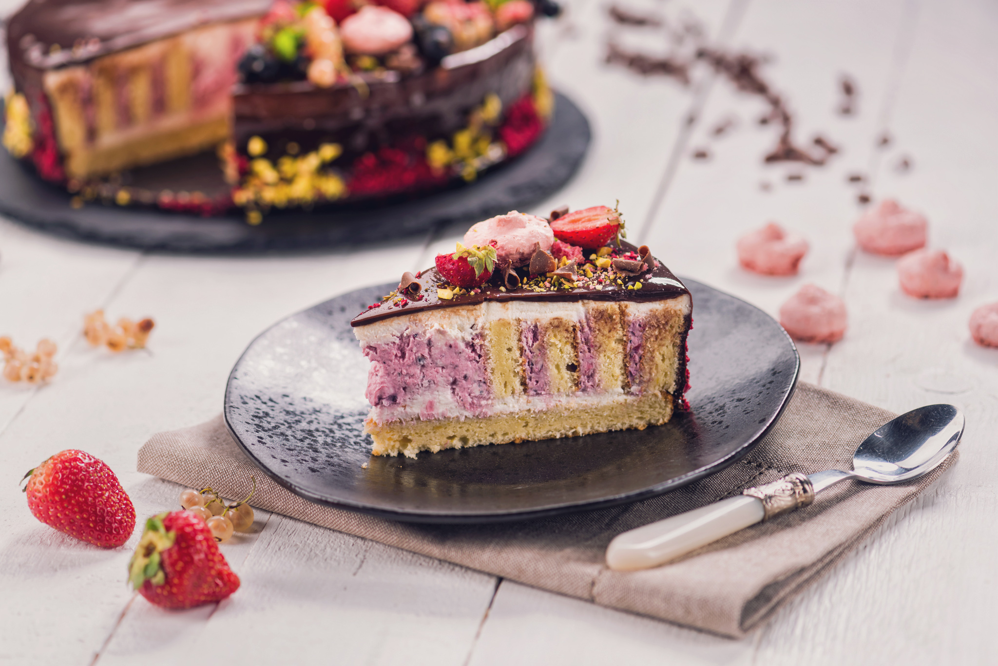 Desert tort cu crema de capsuni si glazura oglinda de ciocolata