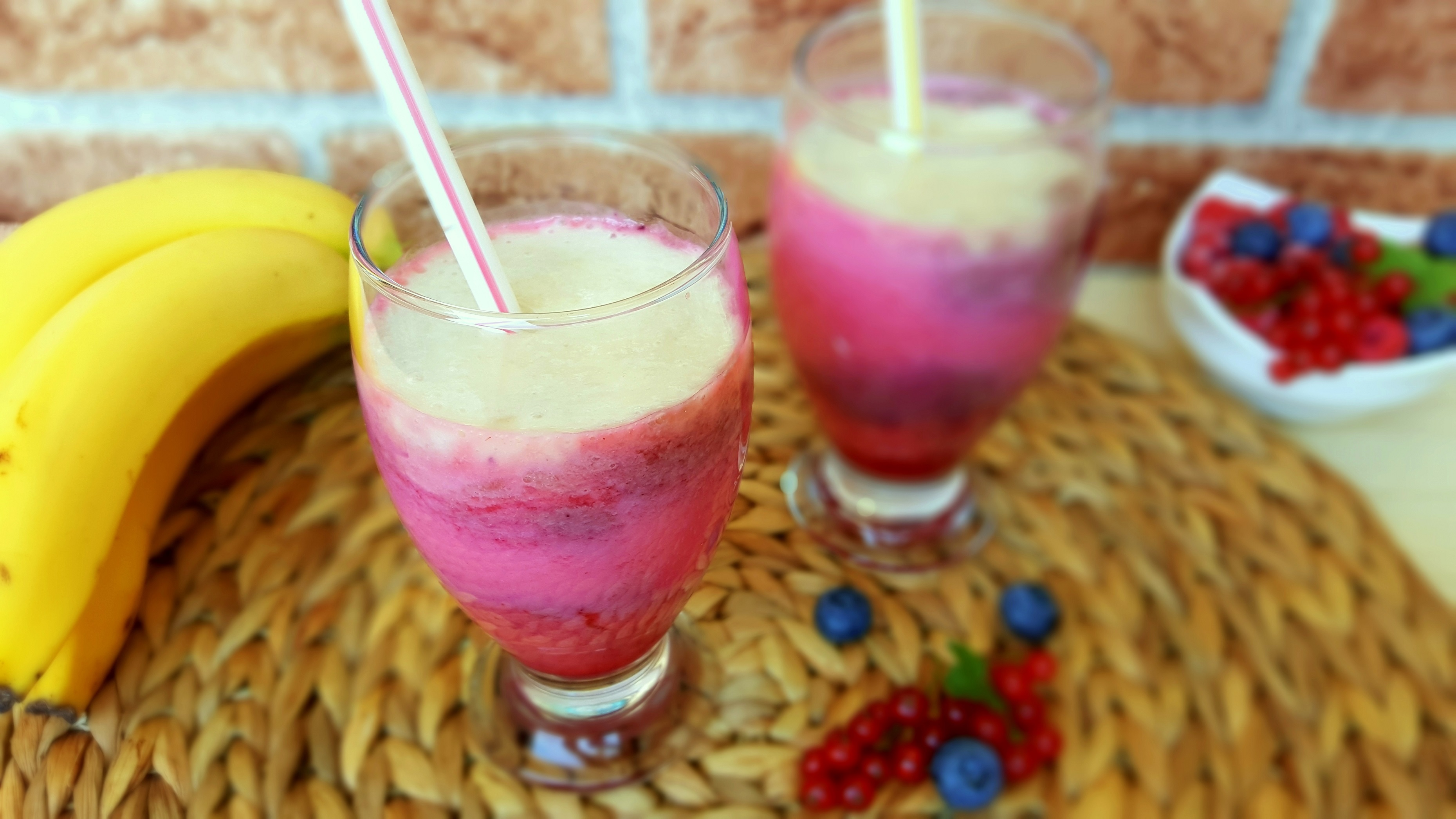 Smoothie cu fructe de padure si banana