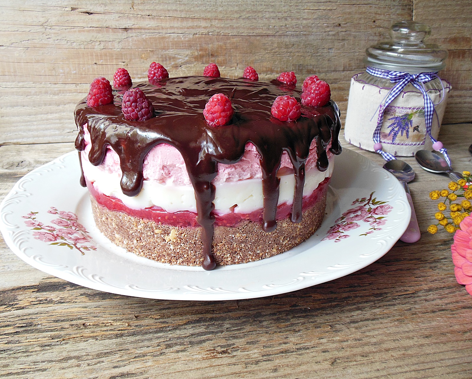 Desert tort cu biscuiti, crema de vanilie, jeleu si mousse de zmeura