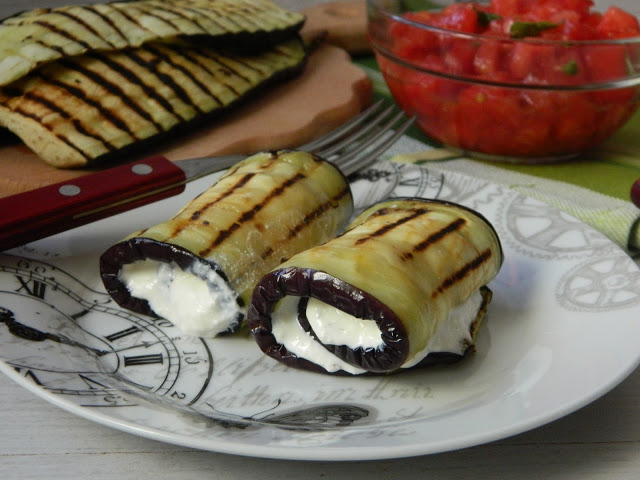 Aperitiv rulouri de vinete cu crema de branza si rosii