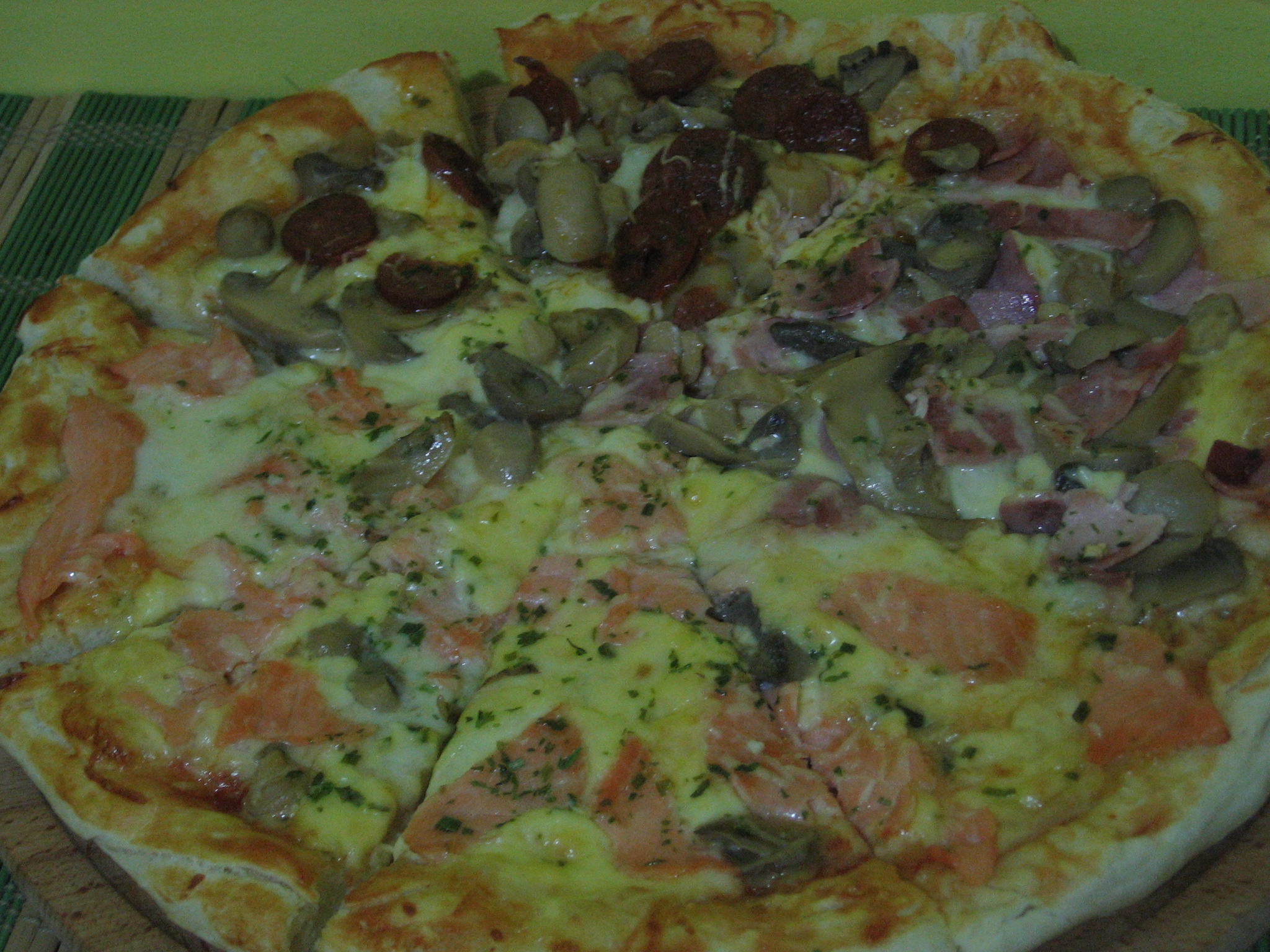 Pizza asortata cu somon