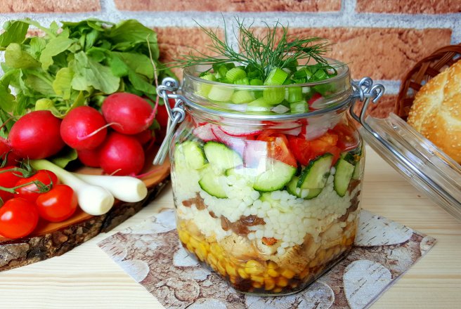 Salata la borcan cu legume, cus-cus si mini-fileuri din piept de pui