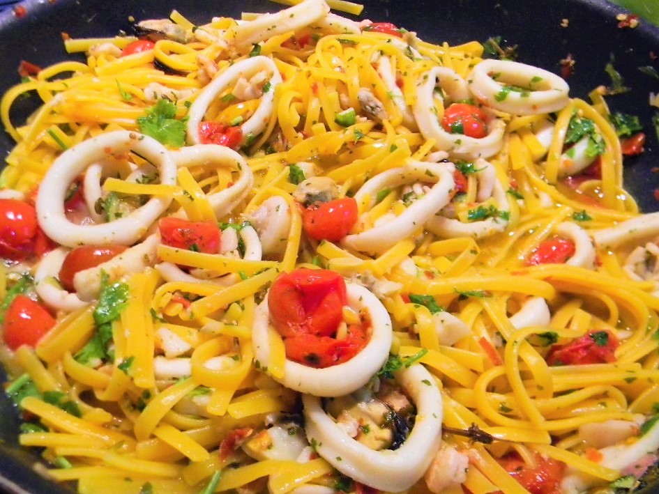 Linguini siciliene cu fructe de mare