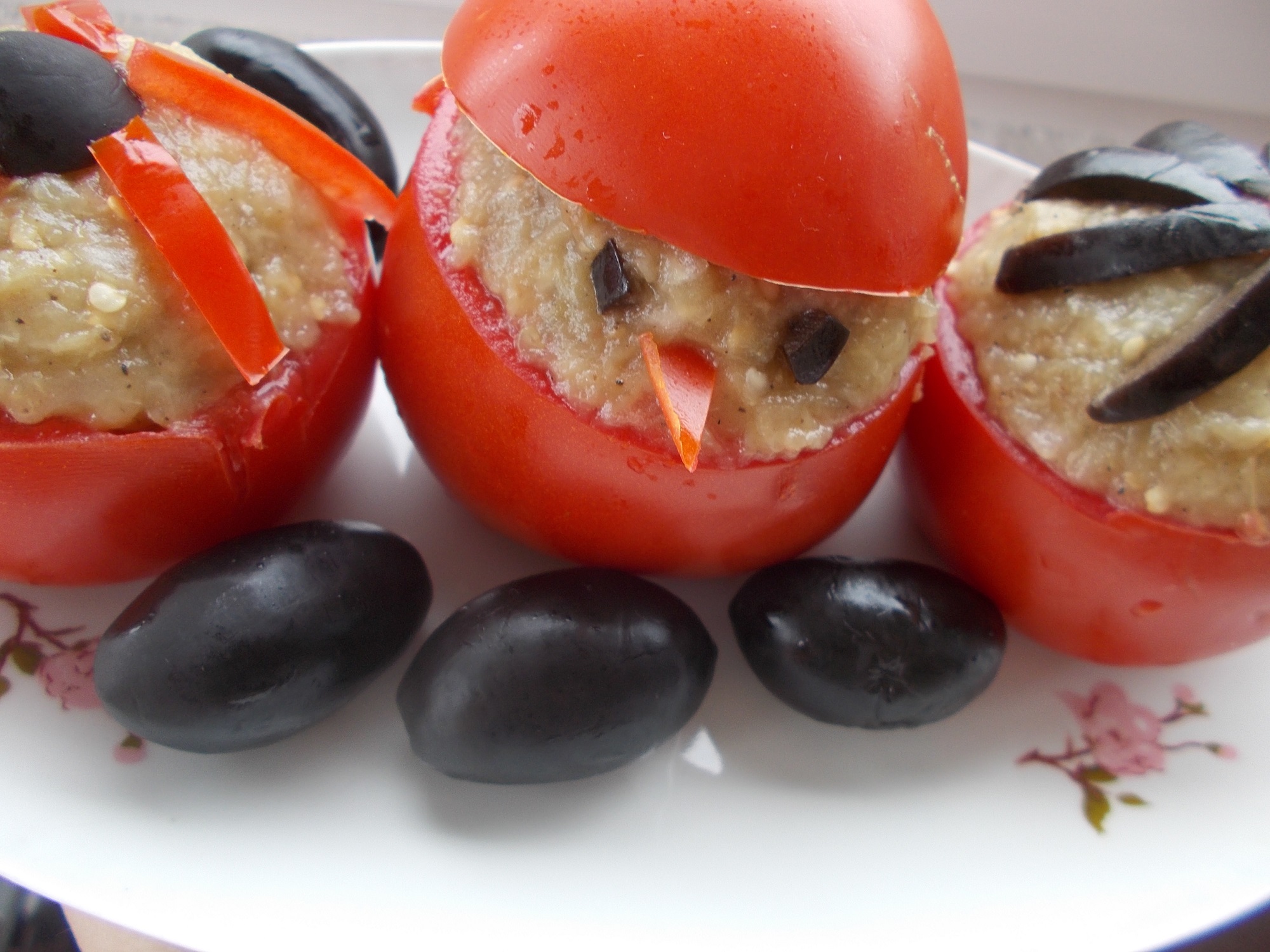 Aperitiv de post: rosii umplute cu salata de vinete