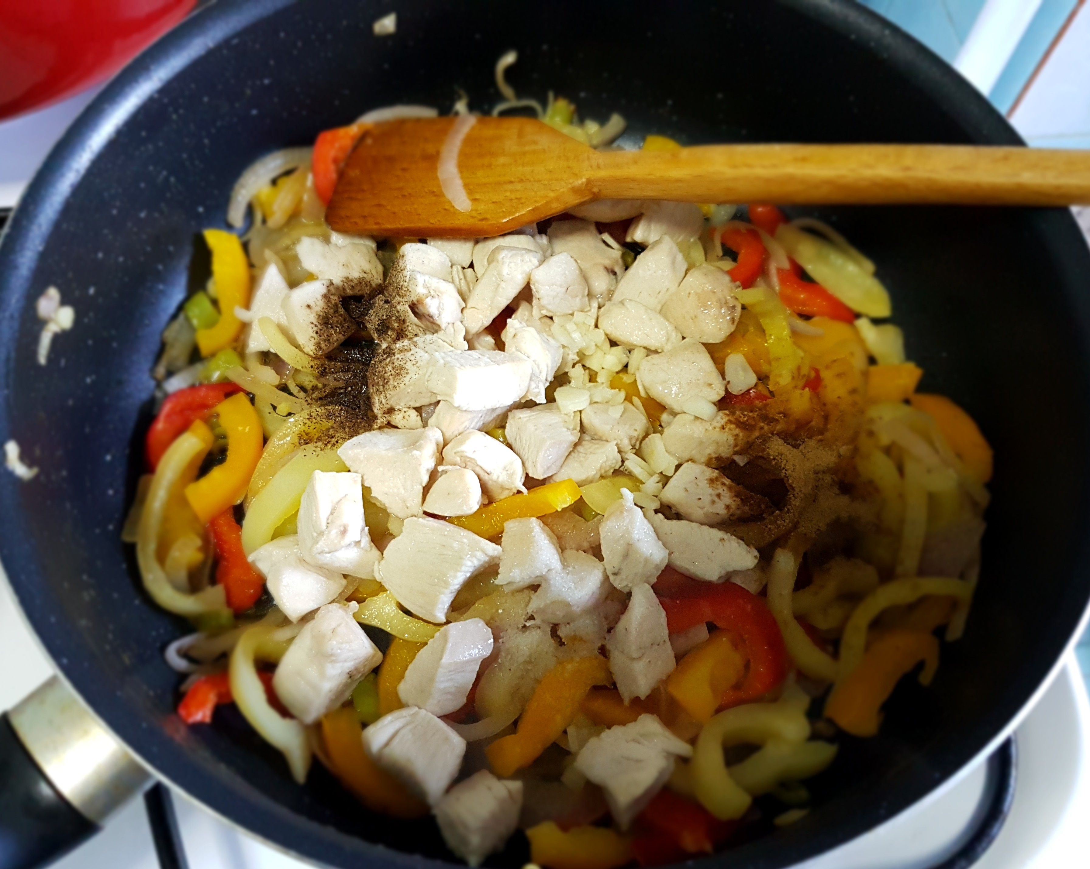 Fusilli cu pui, legume si branza de burduf, in lapte