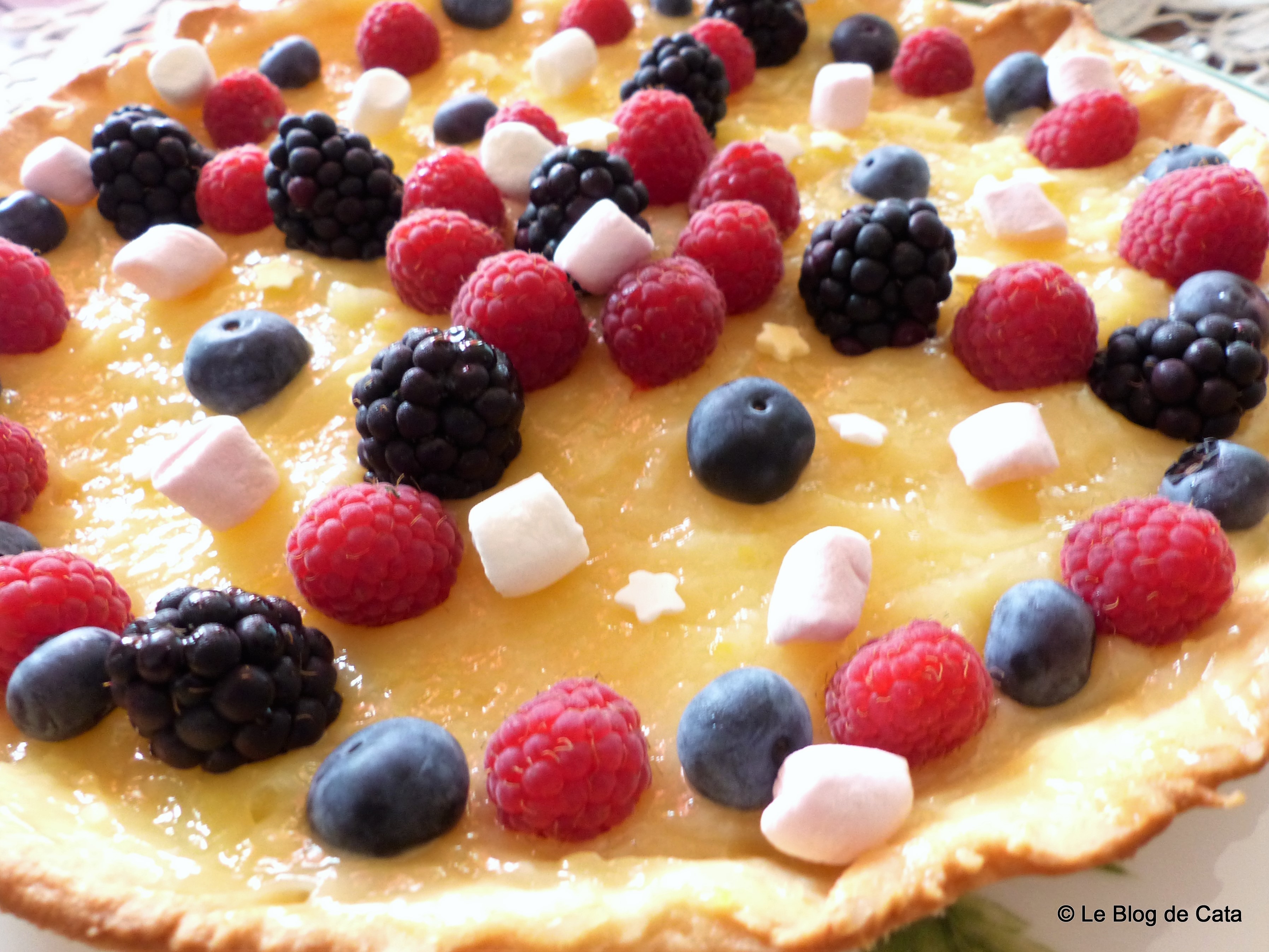 Desert tarta cu lamaie si fructe de padure