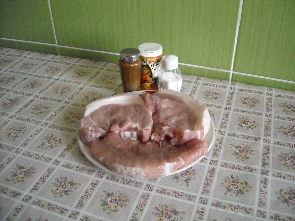 Cotlet de porc (vrabioara) la tigaia grill, cu legume gatite la abur si salata de varza dulce