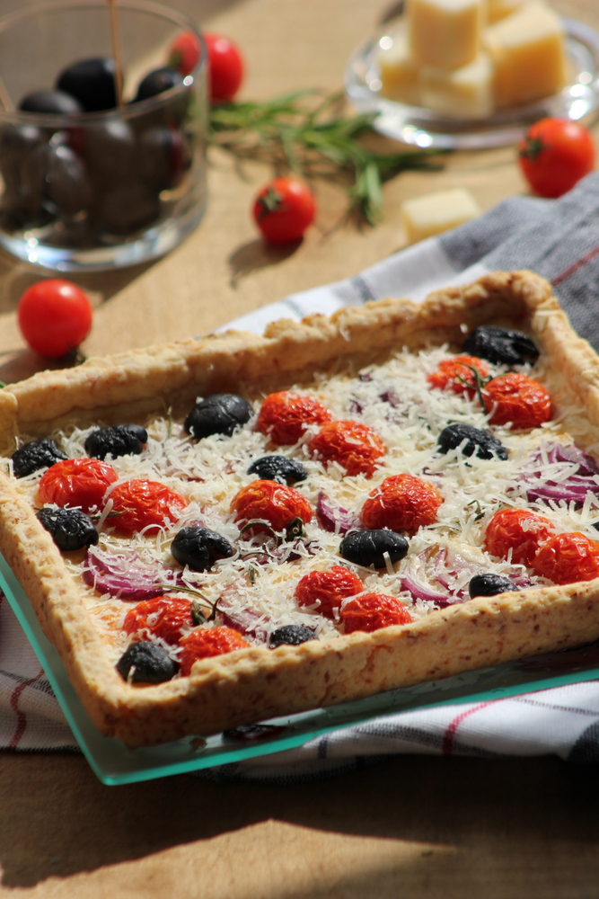 Aperitiv tarta cu rosii, masline si parmezan