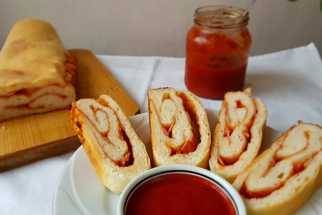 Aperitiv placinta rulata cu sunca si ceapa