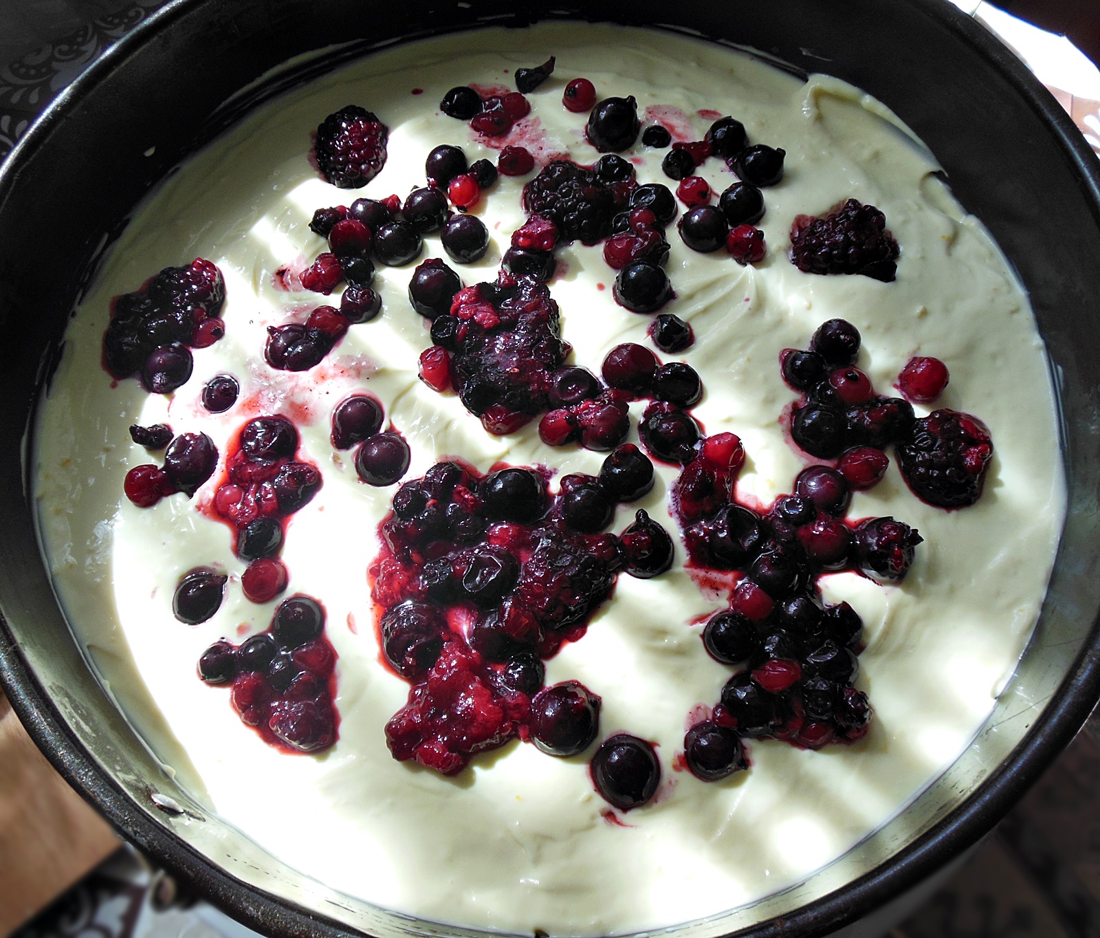 Desert tort cu crema de ciocolata, mascarpone cu lamaie si fructe de padure