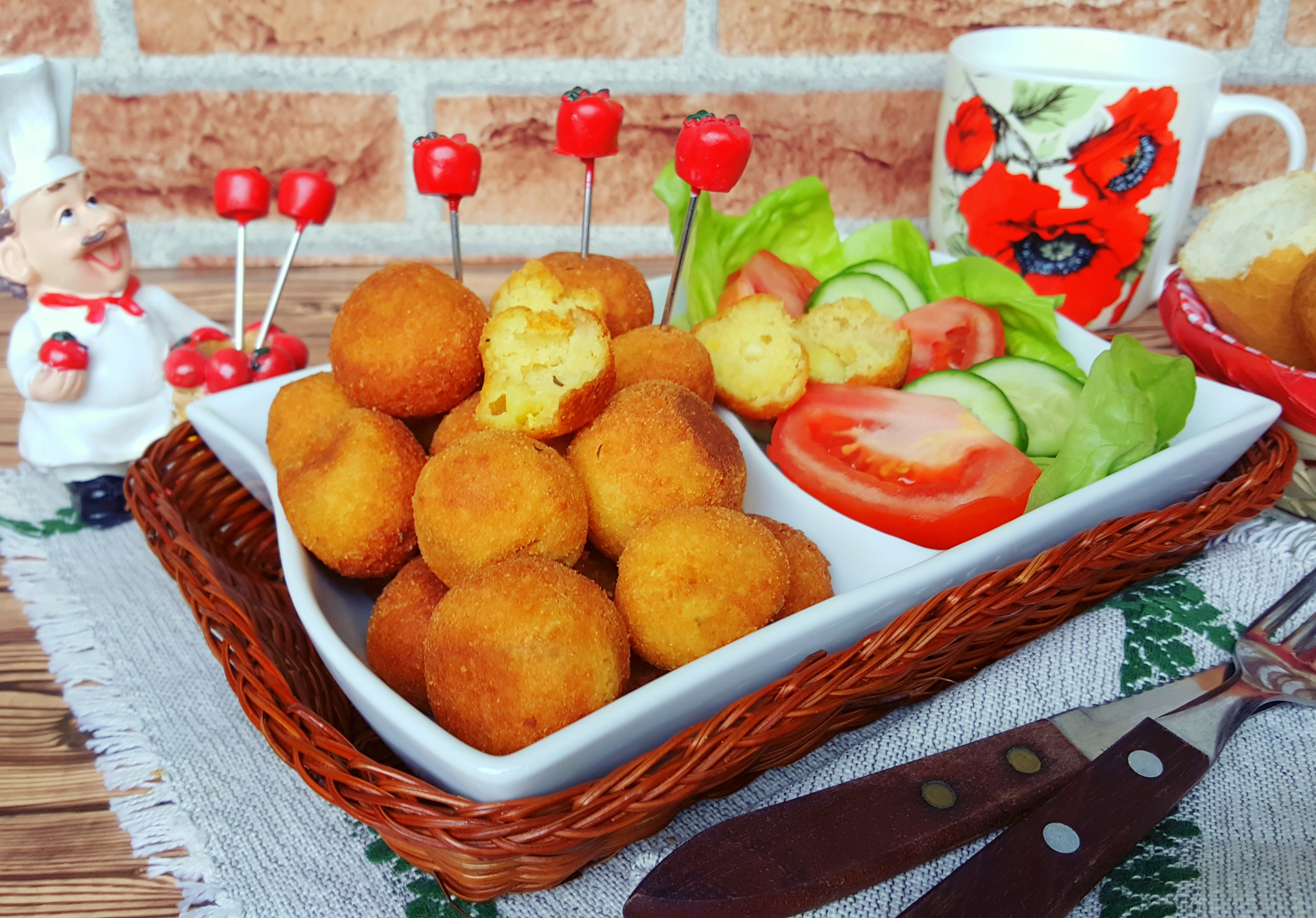 Aperitiv bulete de branza si cartofi