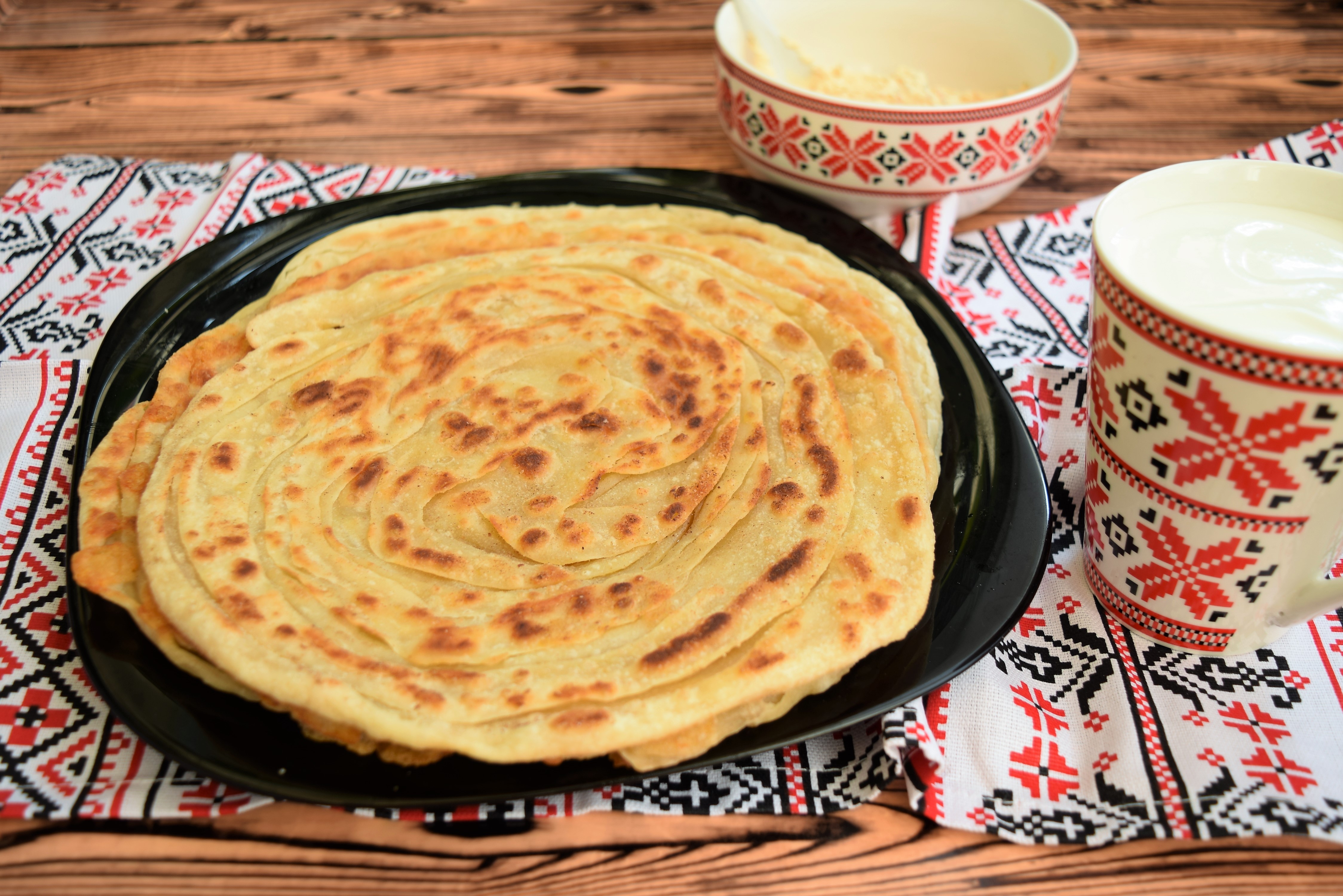 Paratha sau paine plata foietajata preparata la tigaie