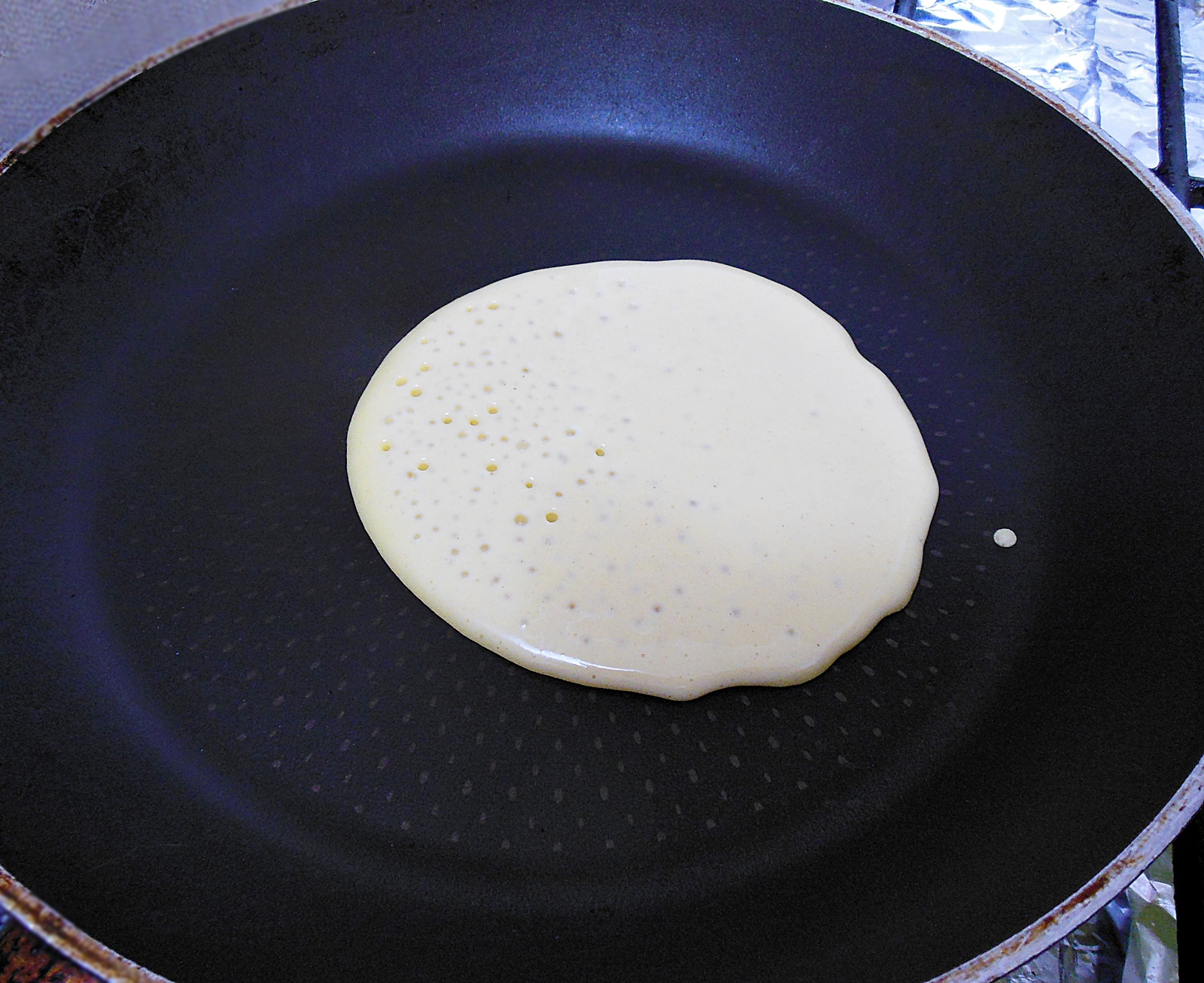 Desert pancakes cu ciocolata alba si sos de ananas