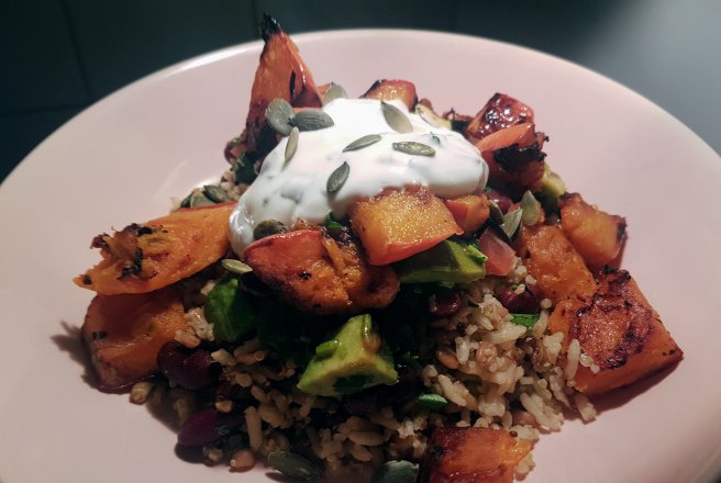 Dovleac copt cu arome mexicane, quinoa si salsa de avocado si fasole