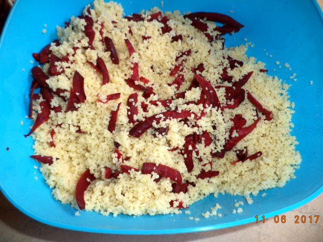Ciuperci umplute pe pat de cuscus