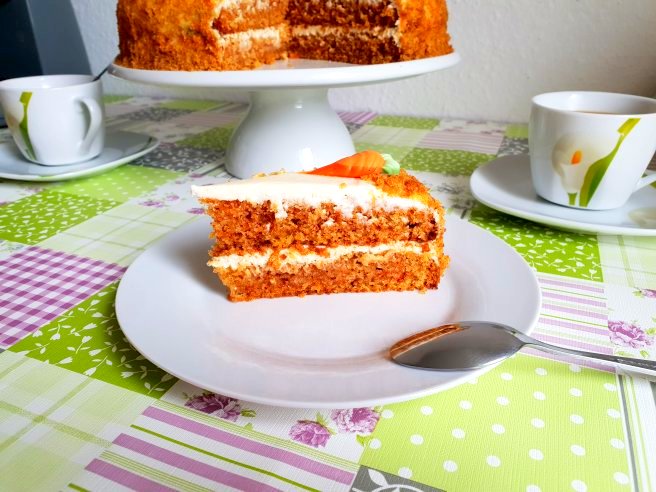 Desert tort cu morcovi - Carrot cake