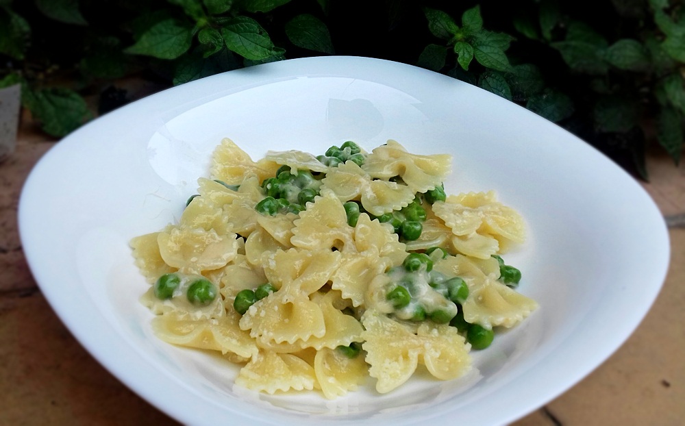 Farfalle cu mazare in crema alba