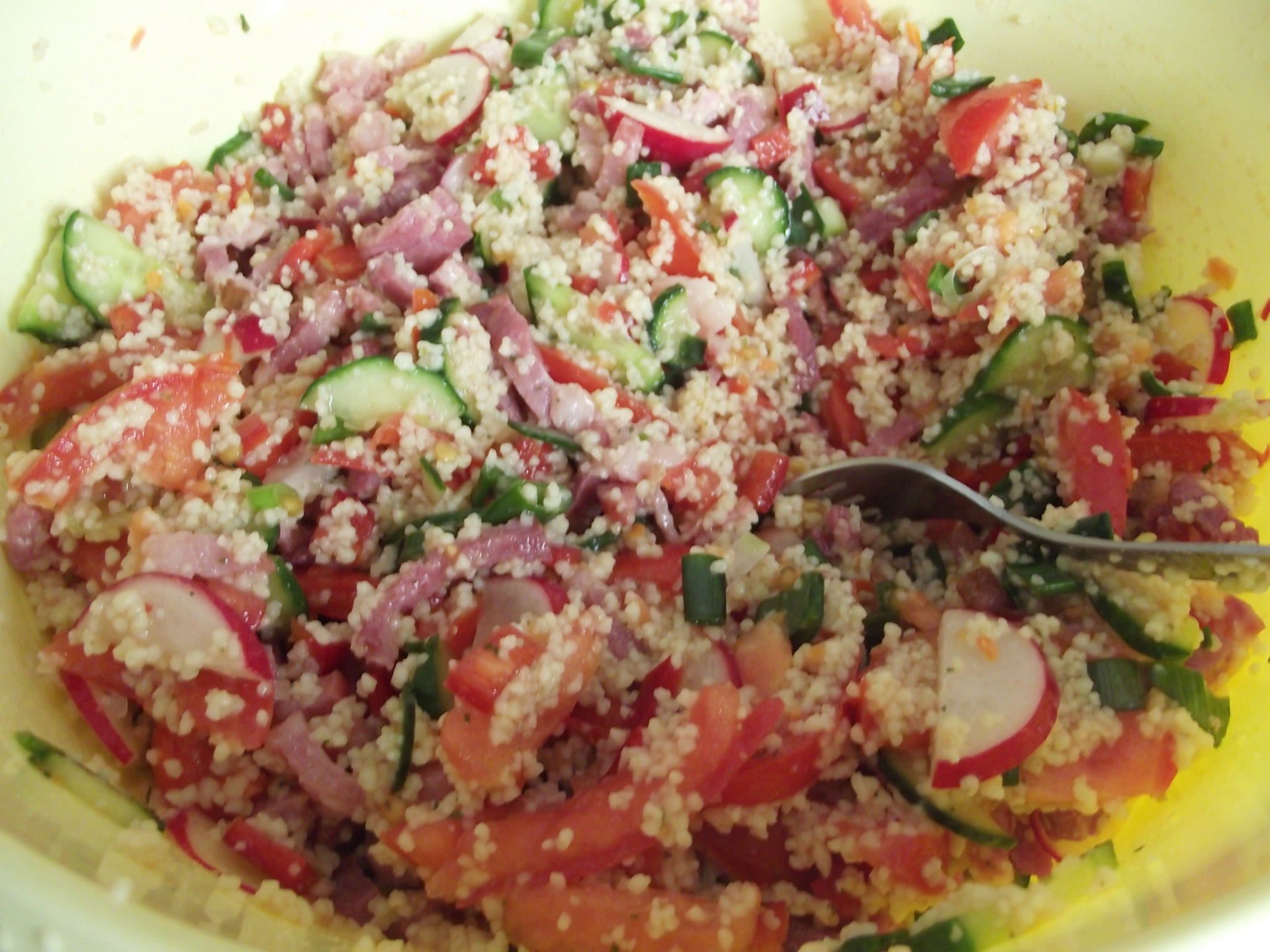 Salata de cuscus cu legume si bacon afumat