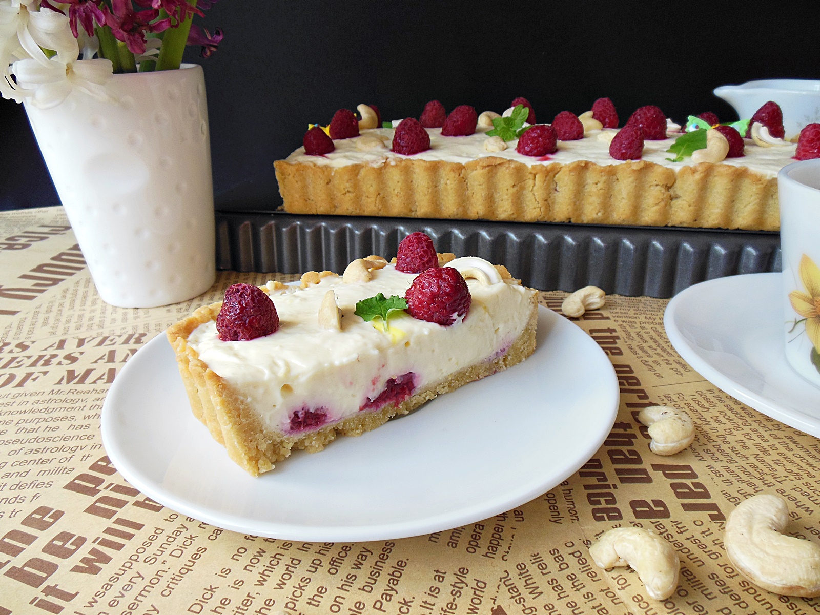 Desert tarta cu crema cu lapte de cocos, caju si zmeura