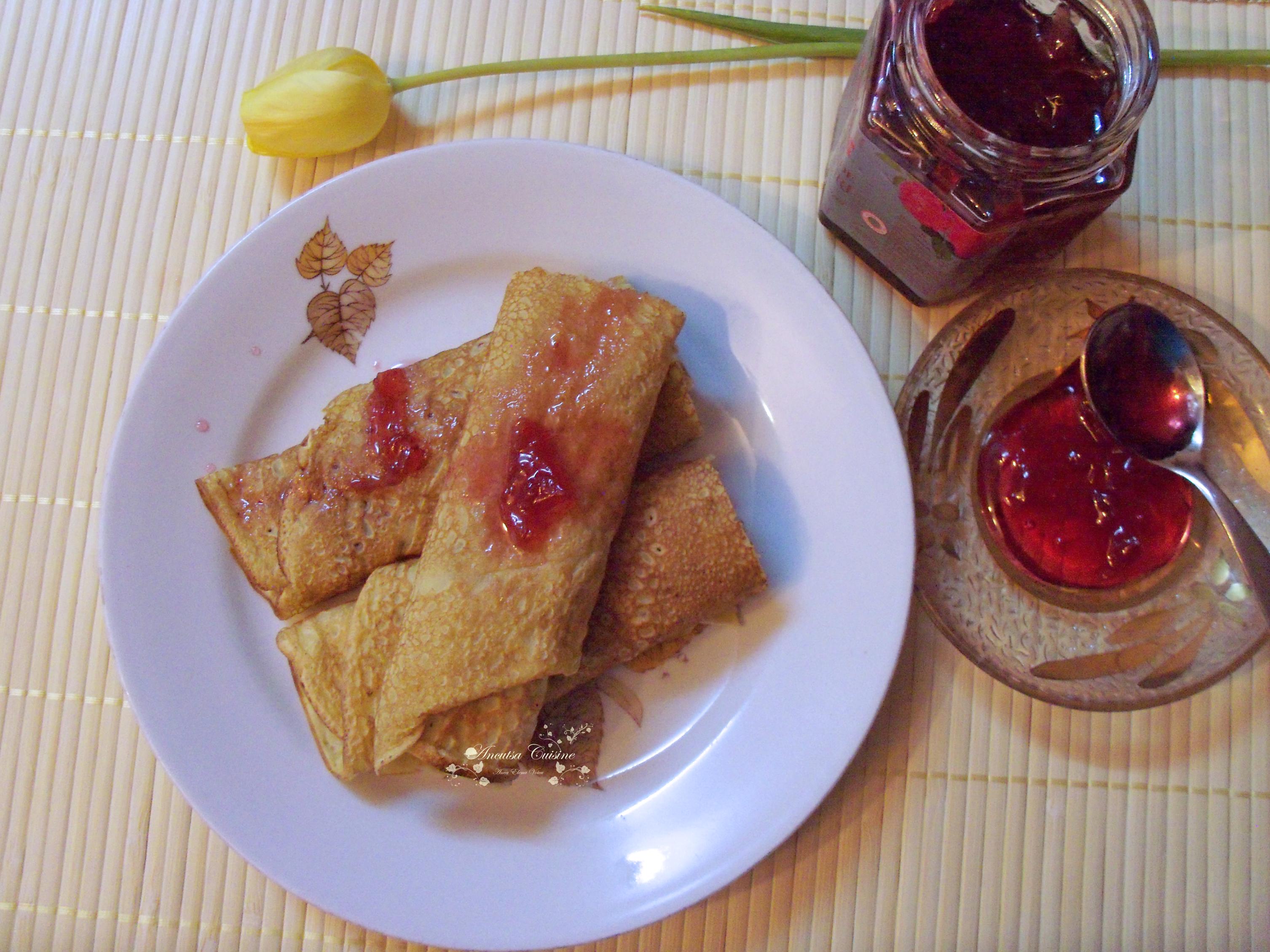 Desert clatite cu dulceata de trandafiri