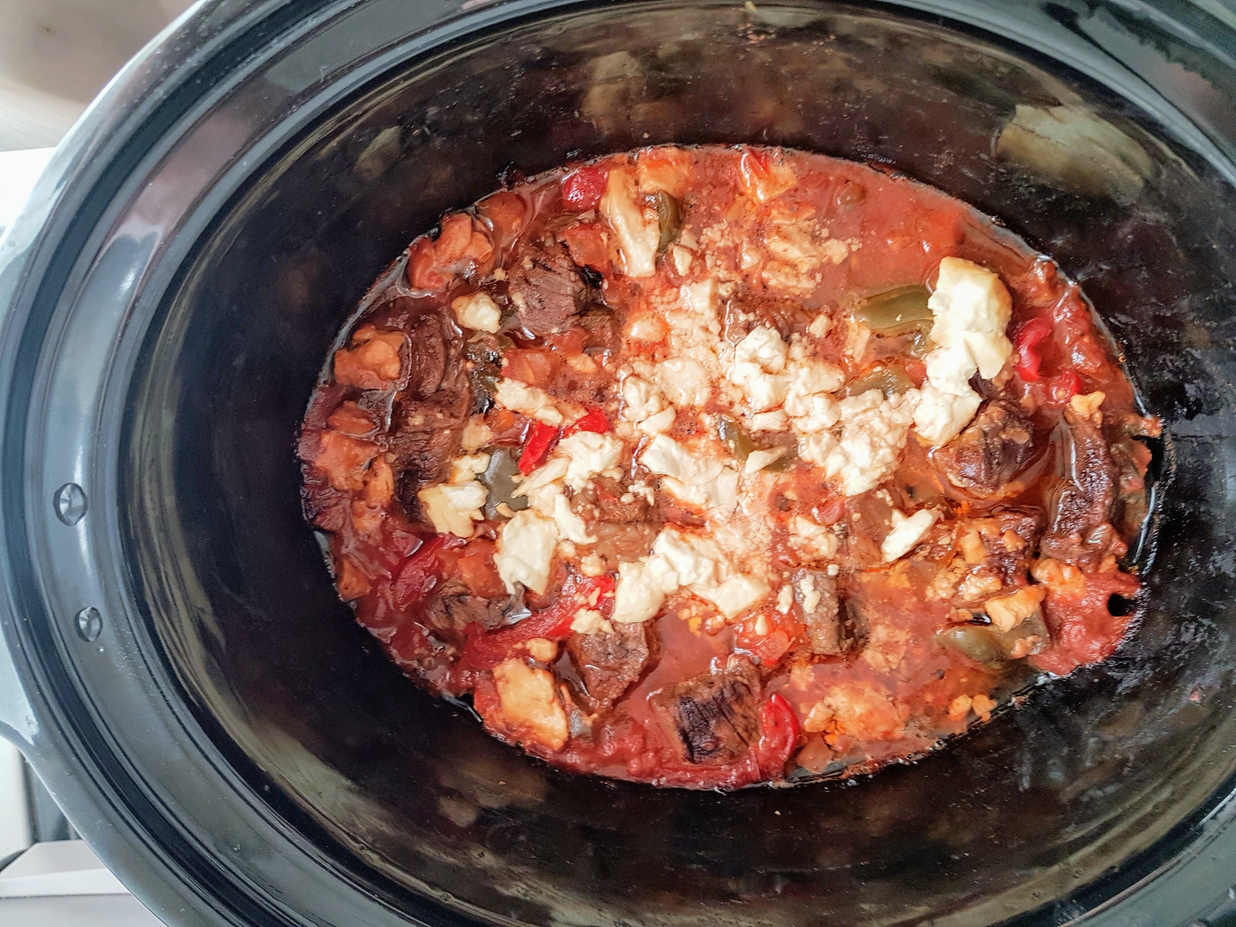 Carne de vita la slow cooker Crock-Pot cu ardei, rosii si branza Feta