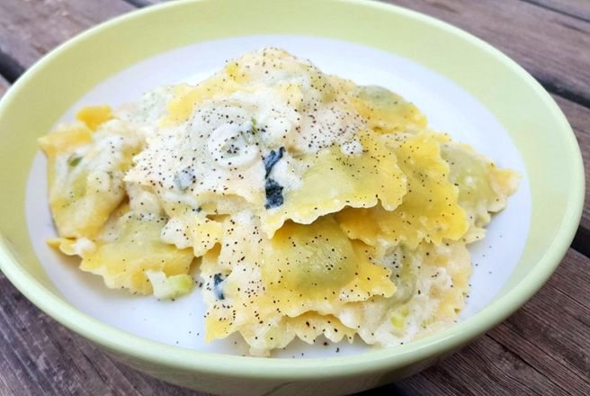 Ravioli umplute cu spanac si ricotta cu sos de smantana si parmezan