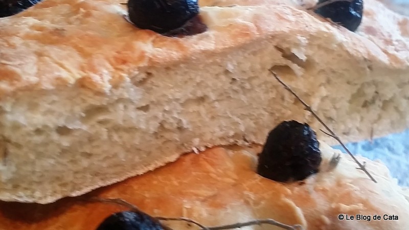 Paine Focaccia cu cimbru si masline