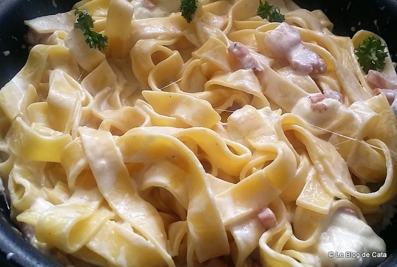 Tagliatelle proaspete cu sos cremos de mozzarella