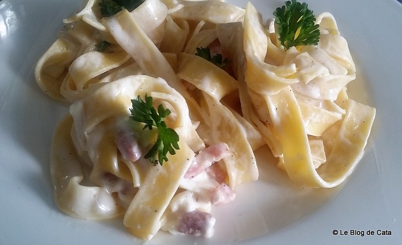 Tagliatelle proaspete cu sos cremos de mozzarella