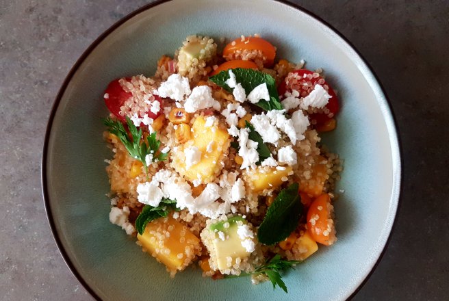 Salata de quinoa cu porumb copt, avocado, mango si dressing cald de bacon