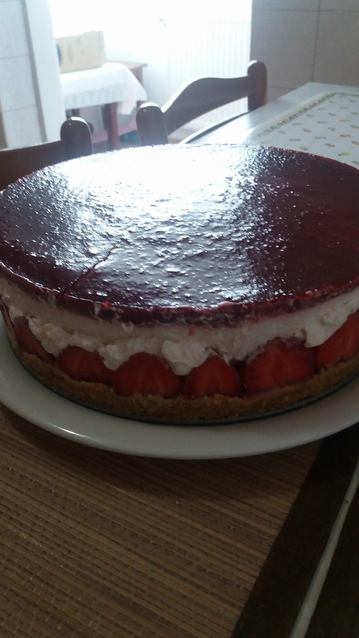 Desert cheescake de capsuni si jeleu de visine