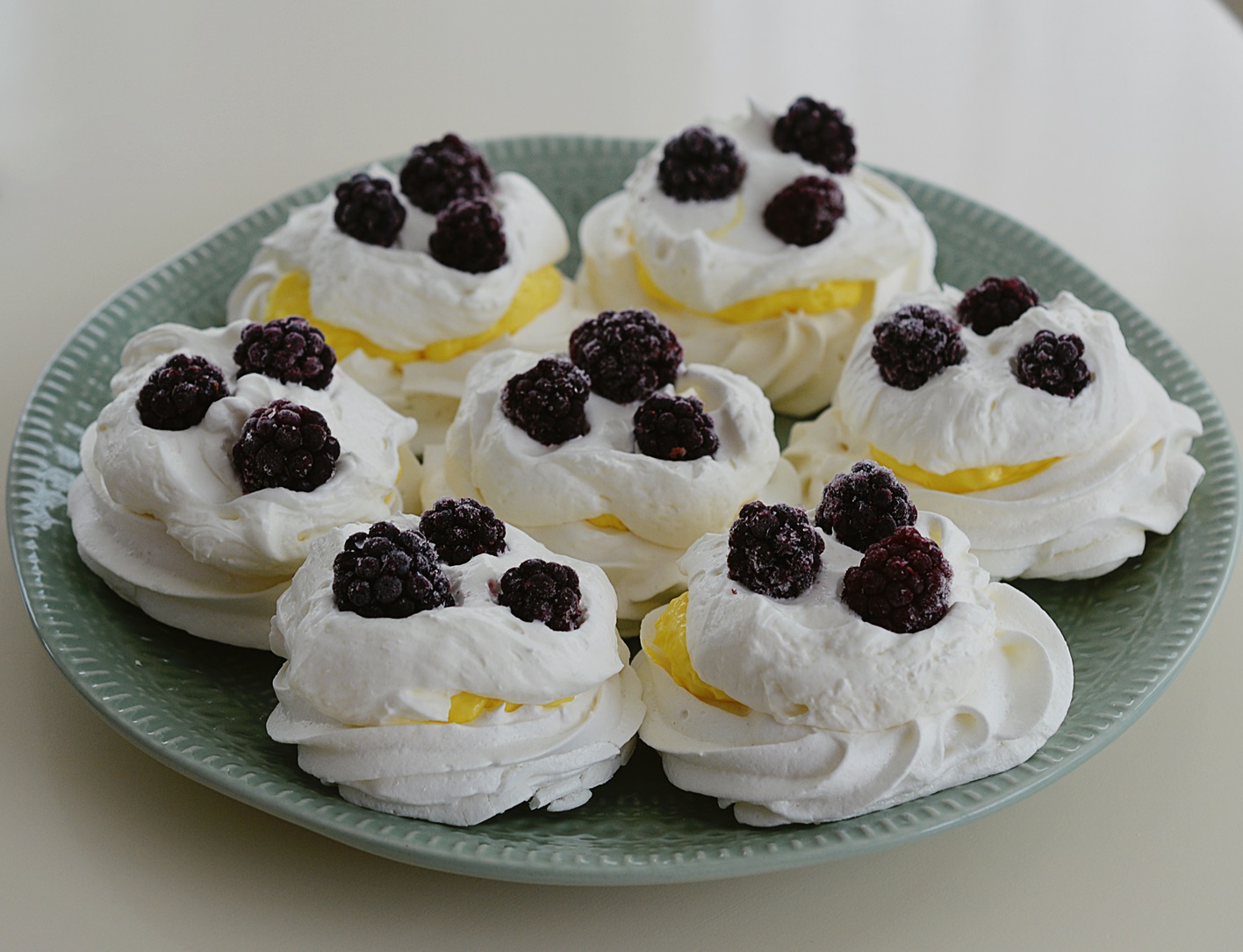 Desert mini Pavlova cu crema de mascarpone si frisca