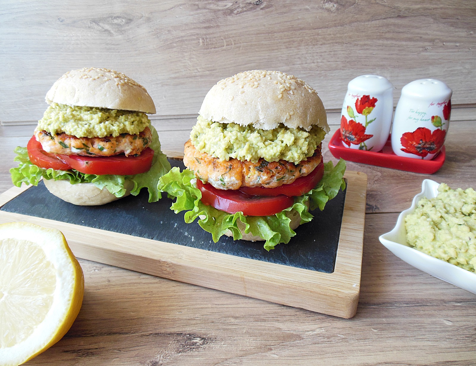 Burger de somon cu pasta de avocado