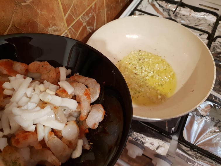 Fructe de mare cu sos de smantana si ierburi aromatice