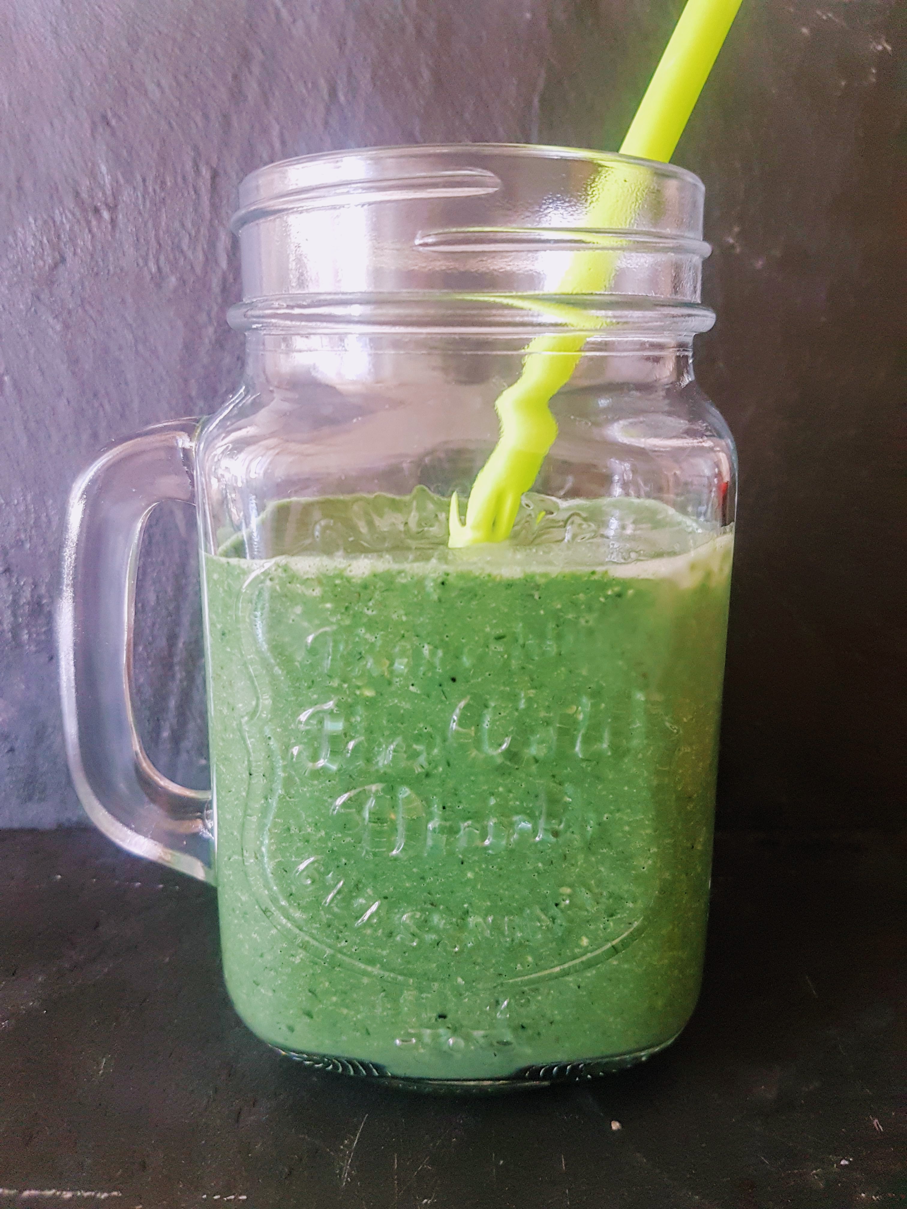 Smoothie pentru micul dejun cu ovaz, spanac si spirulina