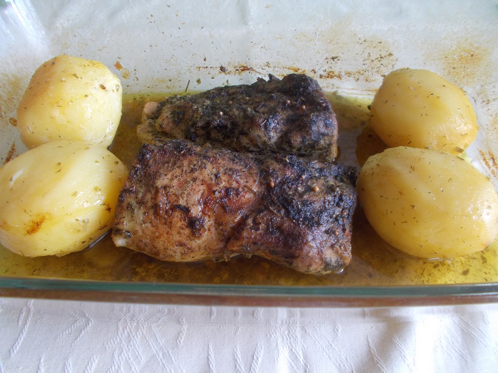 Muschiulet de porc cu ierburi aromatice si cartofi cu sos de cascaval si smantana