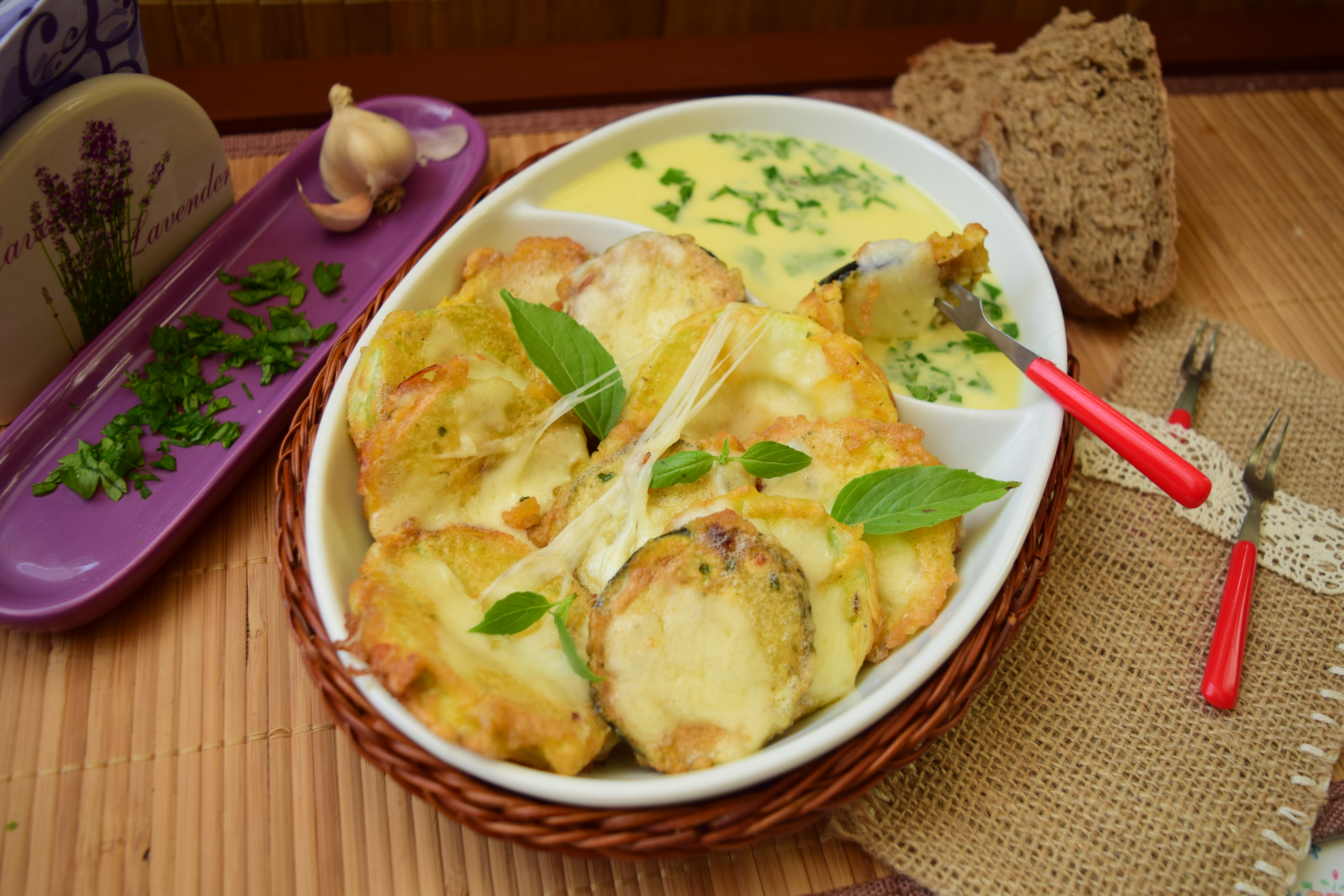 Dovlecei si vinete pane, cu mozzarella si sos de usturoi