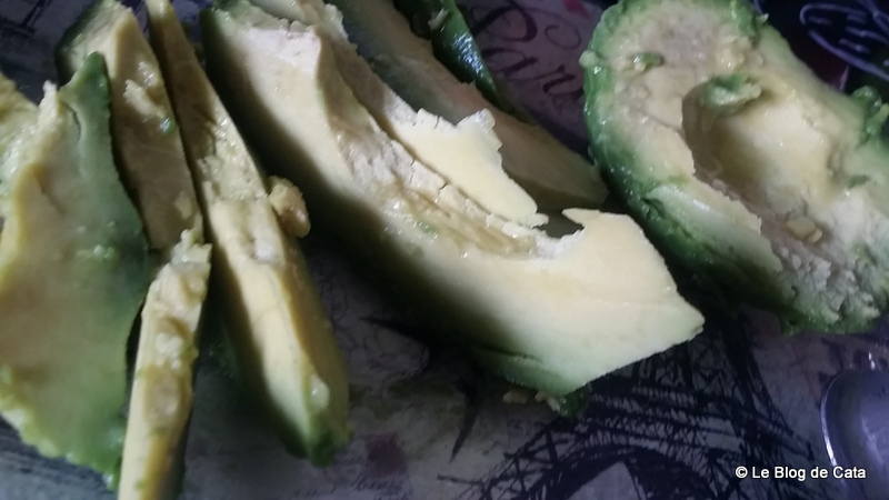 Salata cu sardine si avocado