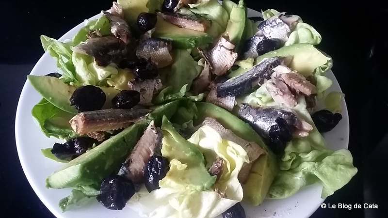 Salata cu sardine si avocado