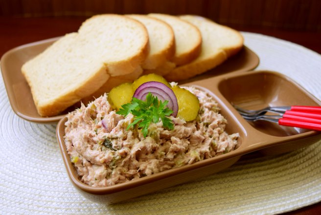 Pasta de ton cu hering afumat si castraveciori murati